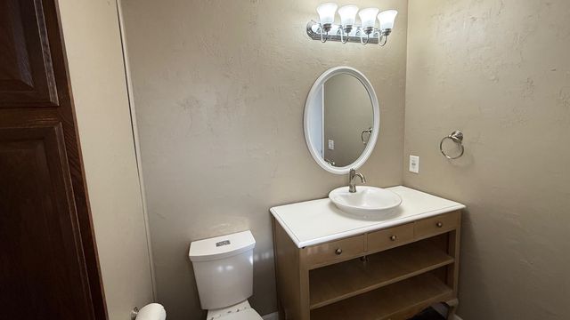 924 Maplewood Ct, Andover, KS 67002