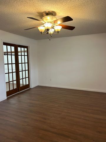 924 Maplewood Ct, Andover, KS 67002