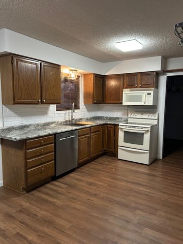 924 Maplewood Ct, Andover, KS 67002