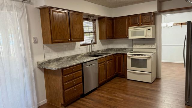 924 Maplewood Ct, Andover, KS 67002