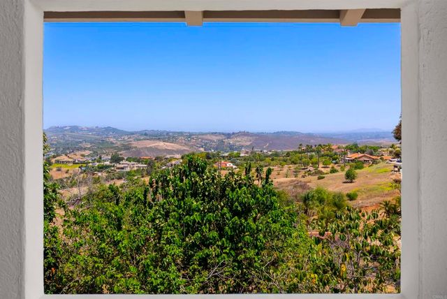 1140 Evergreen Lane, Vista, CA 92084