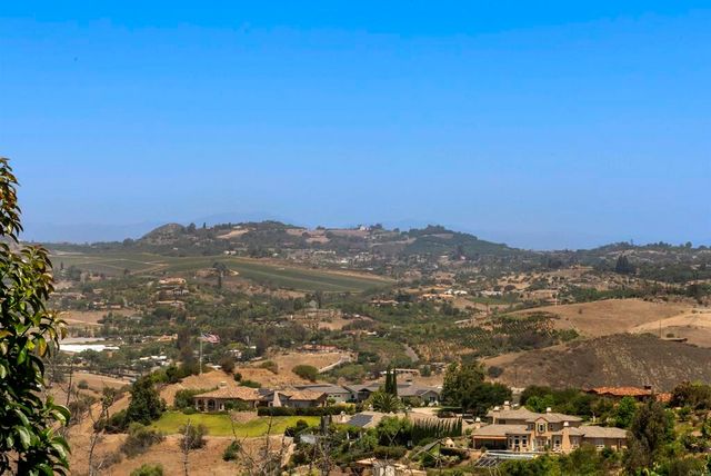 1140 Evergreen Lane, Vista, CA 92084