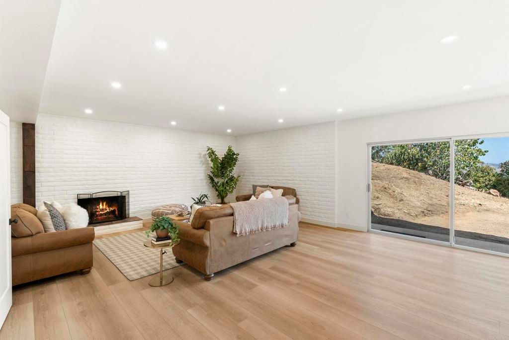 Image 3 of property listing at 1140 Evergreen Lane, Vista, CA 92084