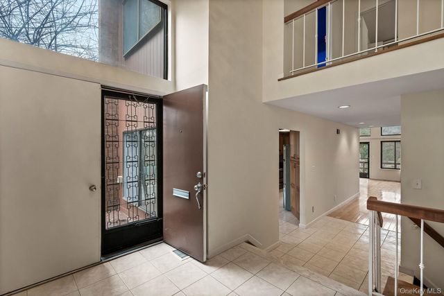 2 Cricket Club Drive, Roslyn, NY 11576