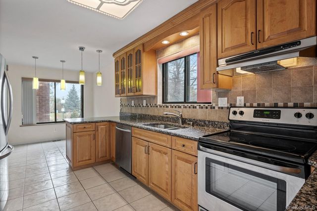 2 Cricket Club Drive, Roslyn, NY 11576