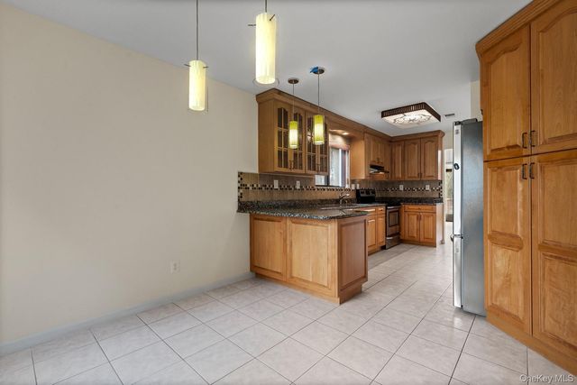 2 Cricket Club Drive, Roslyn, NY 11576