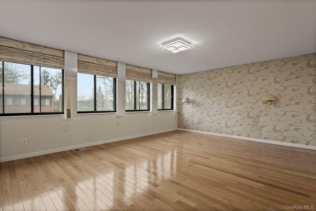 2 Cricket Club Drive, Roslyn, NY 11576