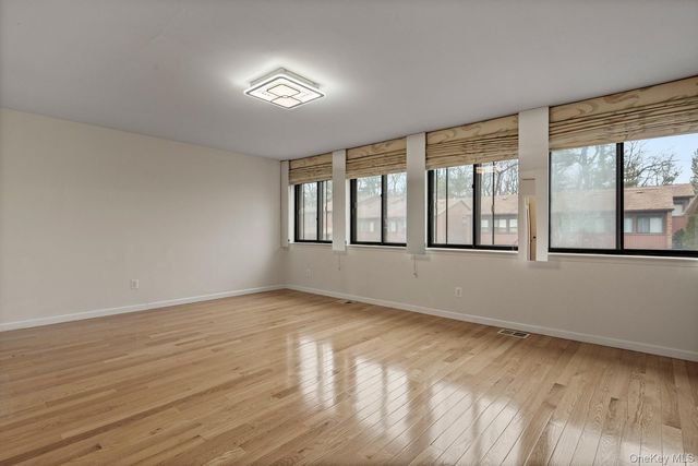 2 Cricket Club Drive, Roslyn, NY 11576