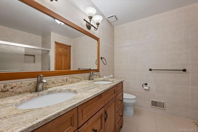 2 Cricket Club Drive, Roslyn, NY 11576