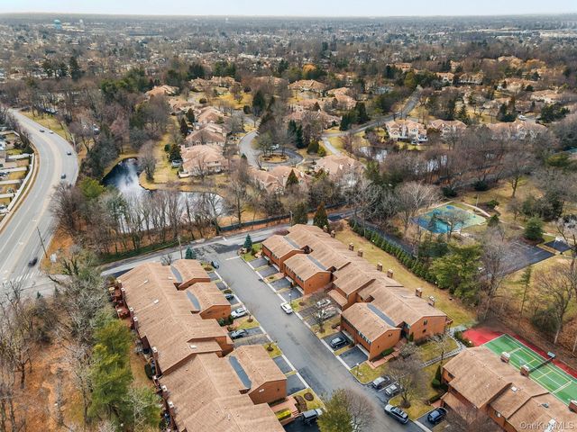 2 Cricket Club Drive, Roslyn, NY 11576