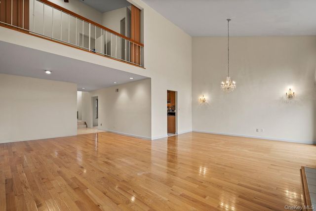 2 Cricket Club Drive, Roslyn, NY 11576