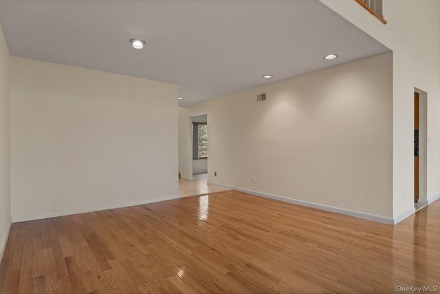 2 Cricket Club Drive, Roslyn, NY 11576