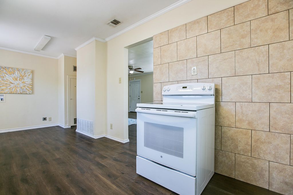 Image 11 of property listing at 1502 Walnut Street, San Angelo, TX 76901