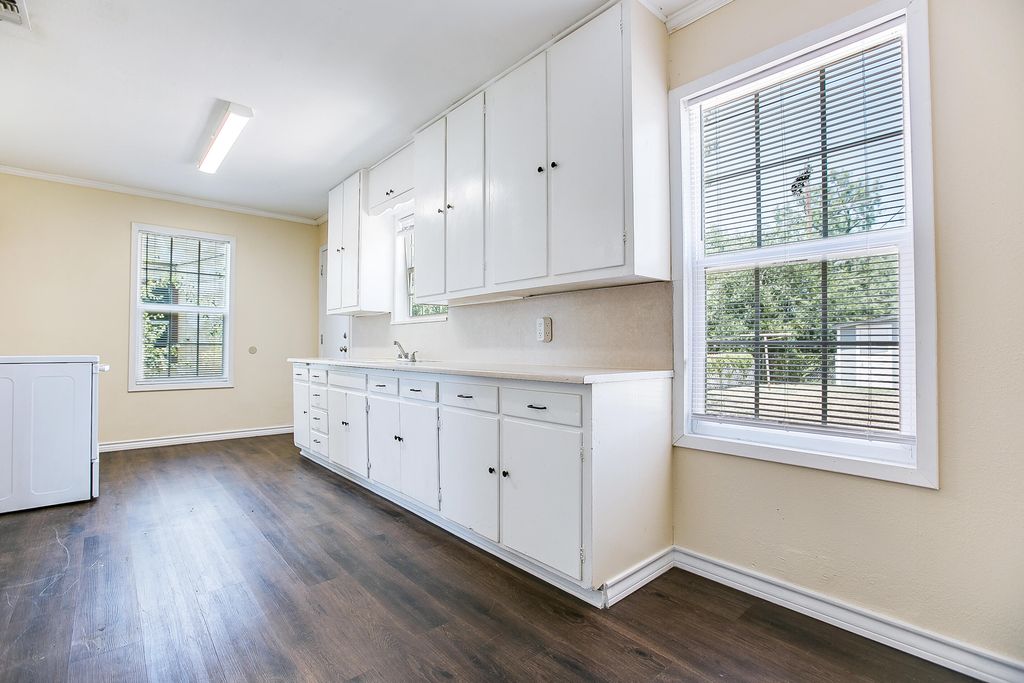 Image 13 of property listing at 1502 Walnut Street, San Angelo, TX 76901