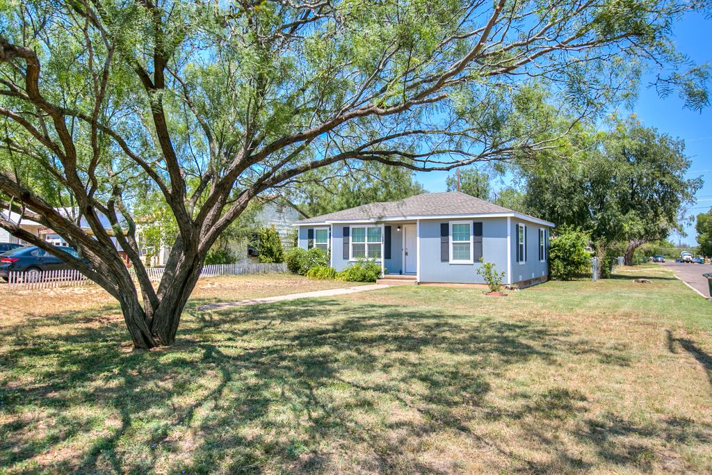 Image 4 of property listing at 1502 Walnut Street, San Angelo, TX 76901