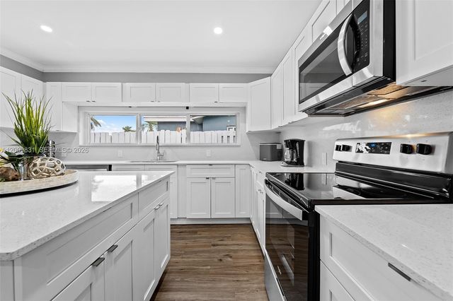 2005 NW 37th St, Oakland Park, FL 33309