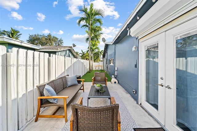 2005 NW 37th St, Oakland Park, FL 33309