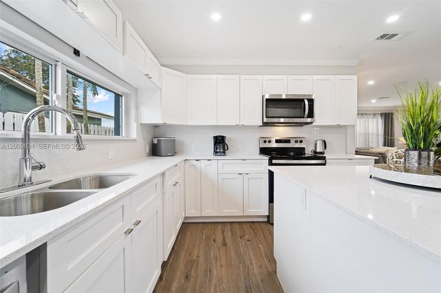 2005 NW 37th St, Oakland Park, FL 33309