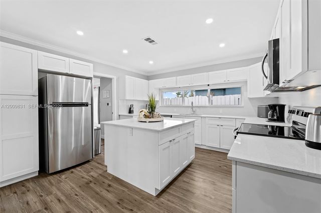 2005 NW 37th St, Oakland Park, FL 33309