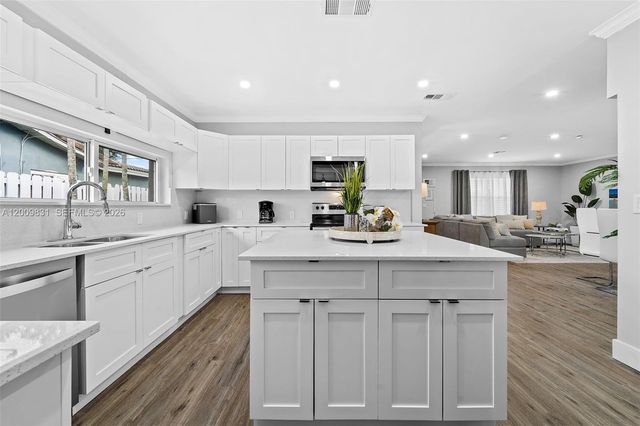 2005 NW 37th St, Oakland Park, FL 33309