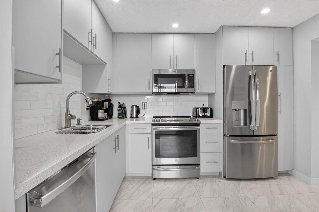 7563 Glendevon Lane 1306, Delray Beach, FL 33446