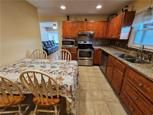 461 River Road, Lincoln, RI 02865