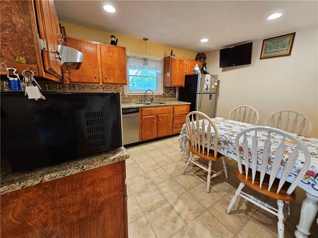 461 River Road, Lincoln, RI 02865