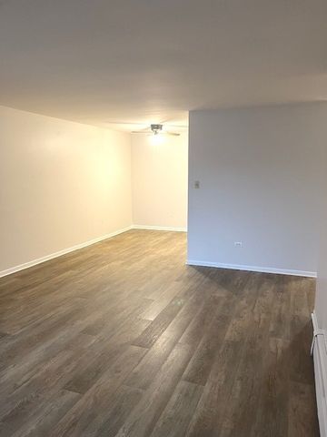 8936 Parkside Avenue N 203, Des Plaines, IL 60016