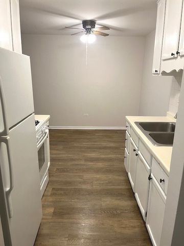 8936 Parkside Avenue N 203, Des Plaines, IL 60016