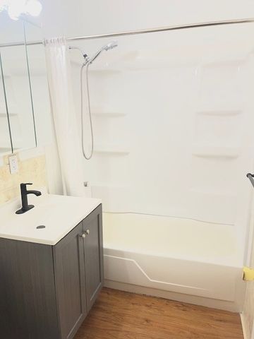 8936 Parkside Avenue N 203, Des Plaines, IL 60016