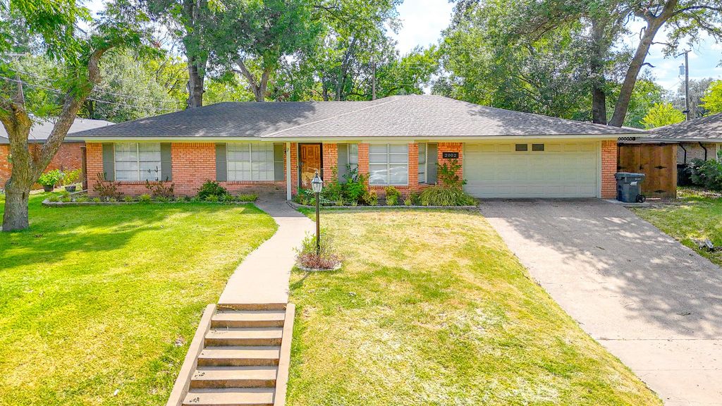2002 Mimosa Drive, Corsicana, TX 75110