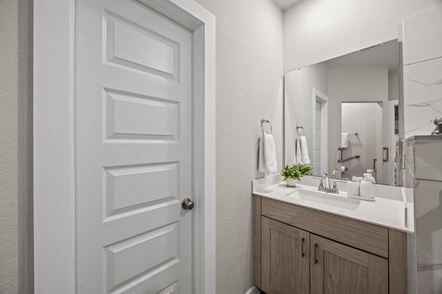 2005 Stirling ST, Leander, TX 78641