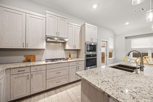 2005 Stirling ST, Leander, TX 78641