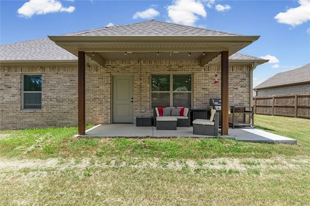 82 N Sheep Dog Avenue, Farmington, AR 72730