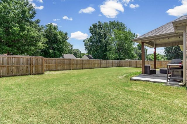 82 N Sheep Dog Avenue, Farmington, AR 72730