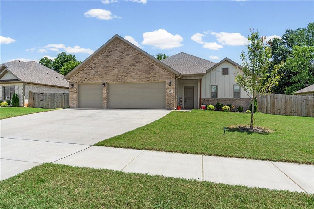 82 N Sheep Dog Avenue, Farmington, AR 72730