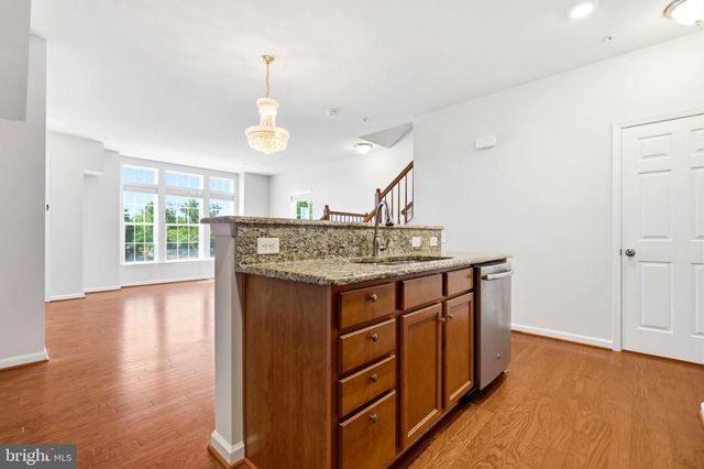 43487 TOWN GATE SQ, Chantilly, VA 20152