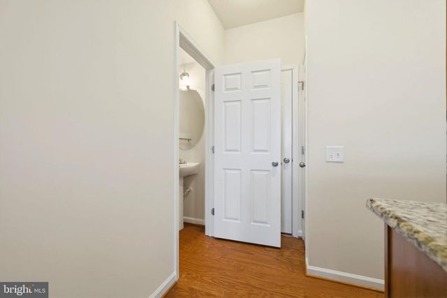 43487 TOWN GATE SQ, Chantilly, VA 20152
