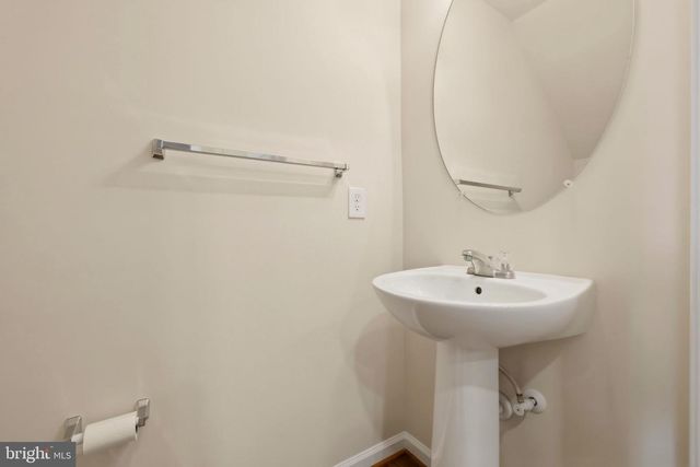 43487 TOWN GATE SQ, Chantilly, VA 20152