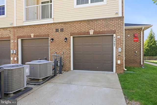 43487 TOWN GATE SQ, Chantilly, VA 20152