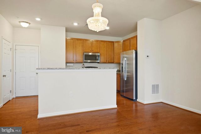43487 TOWN GATE SQ, Chantilly, VA 20152