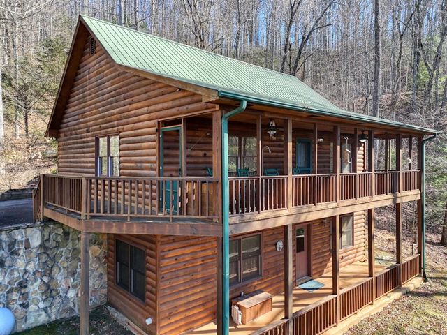 310 Barefoot Hills Road, Hiawassee, GA 30546
