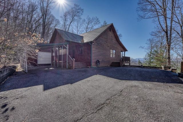 310 Barefoot Hills Road, Hiawassee, GA 30546