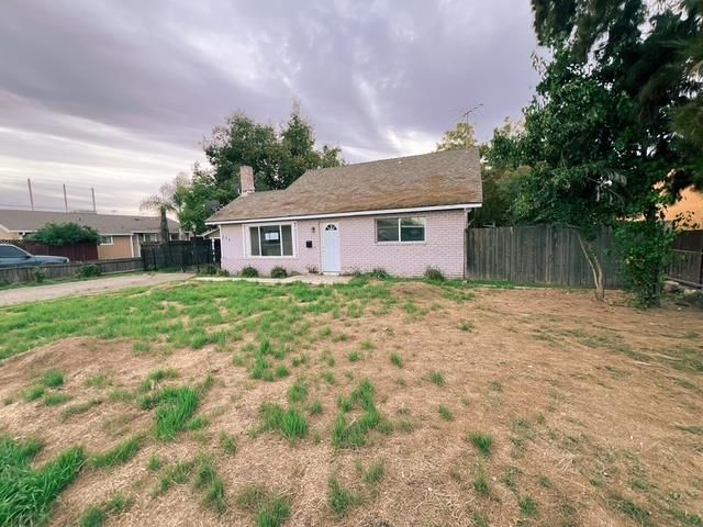 332 Hinkley Ave, Oakdale, CA 95361