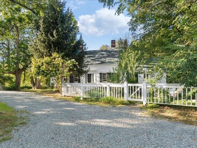 1015 Hortonville Rd, Swansea, MA 02777