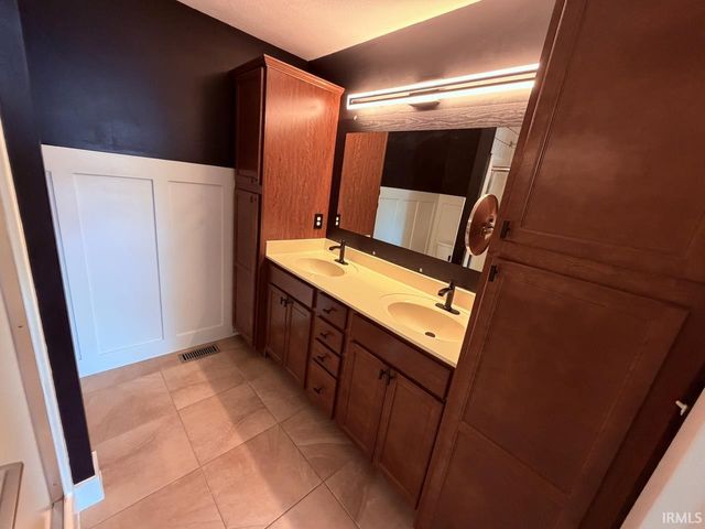 9301 Hedgewood Court, Evansville, IN 47725