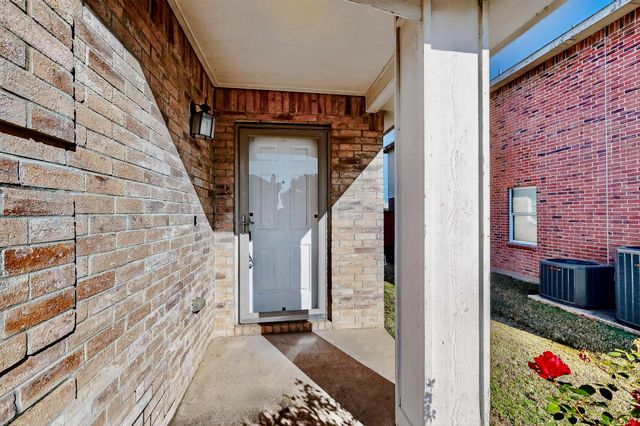 2016 Swenson Court, Grand Prairie, TX 75052