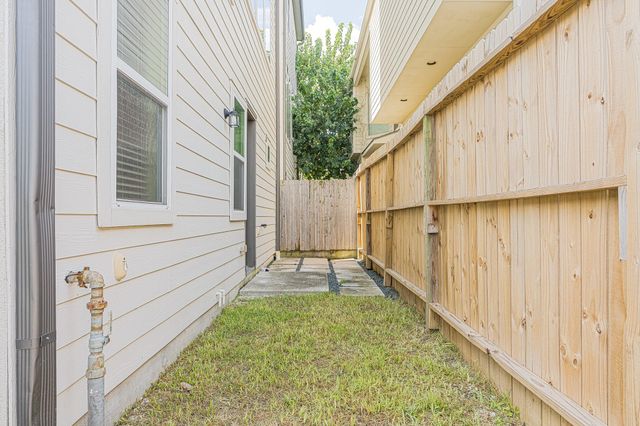5813 Petty Street C, Houston, TX 77007