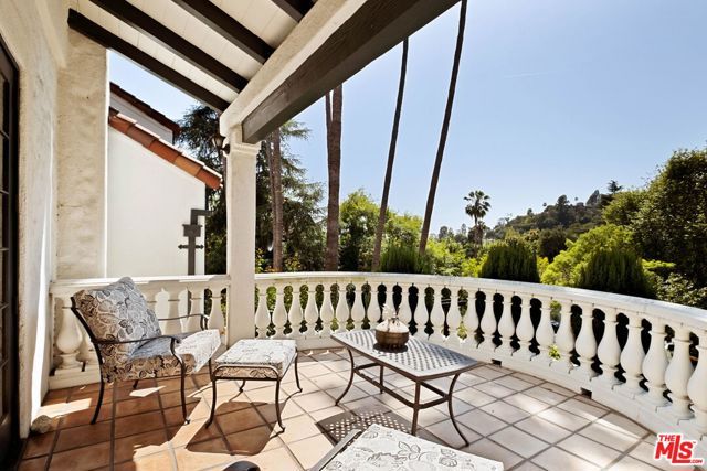 2556 Aberdeen Avenue, Los Angeles, CA 90027