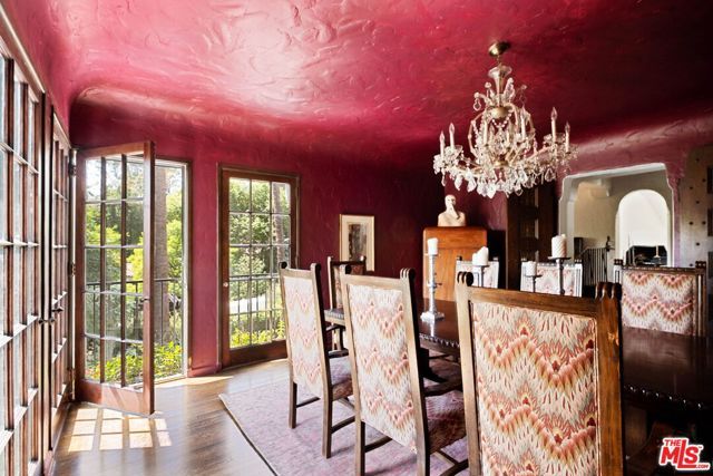 2556 Aberdeen Avenue, Los Angeles, CA 90027